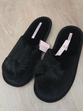 NWT Victoria's Secret Black Fuzzy Pom Slide Slippers